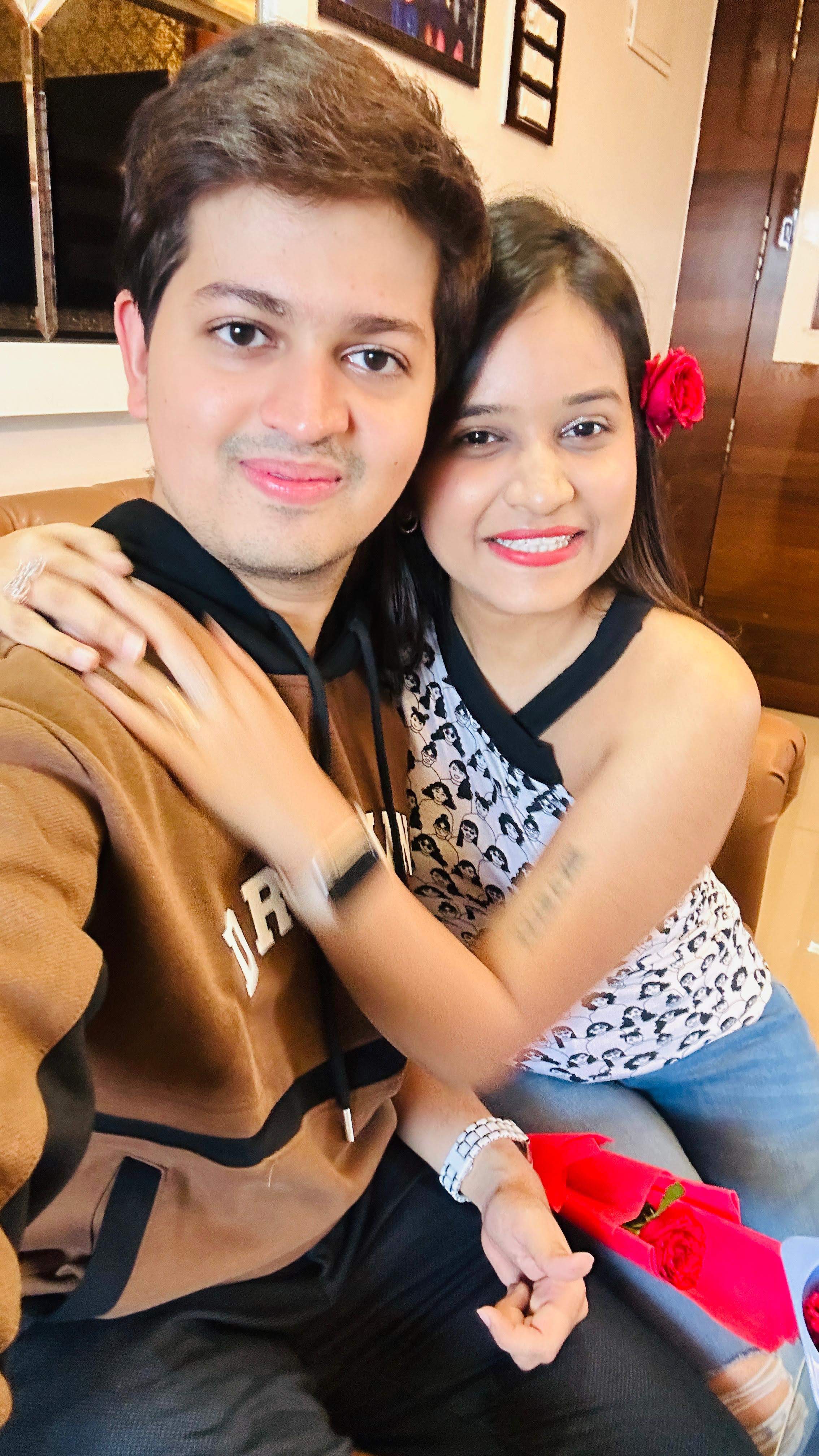 Deepanshi hugging Manas happy, roses in hand